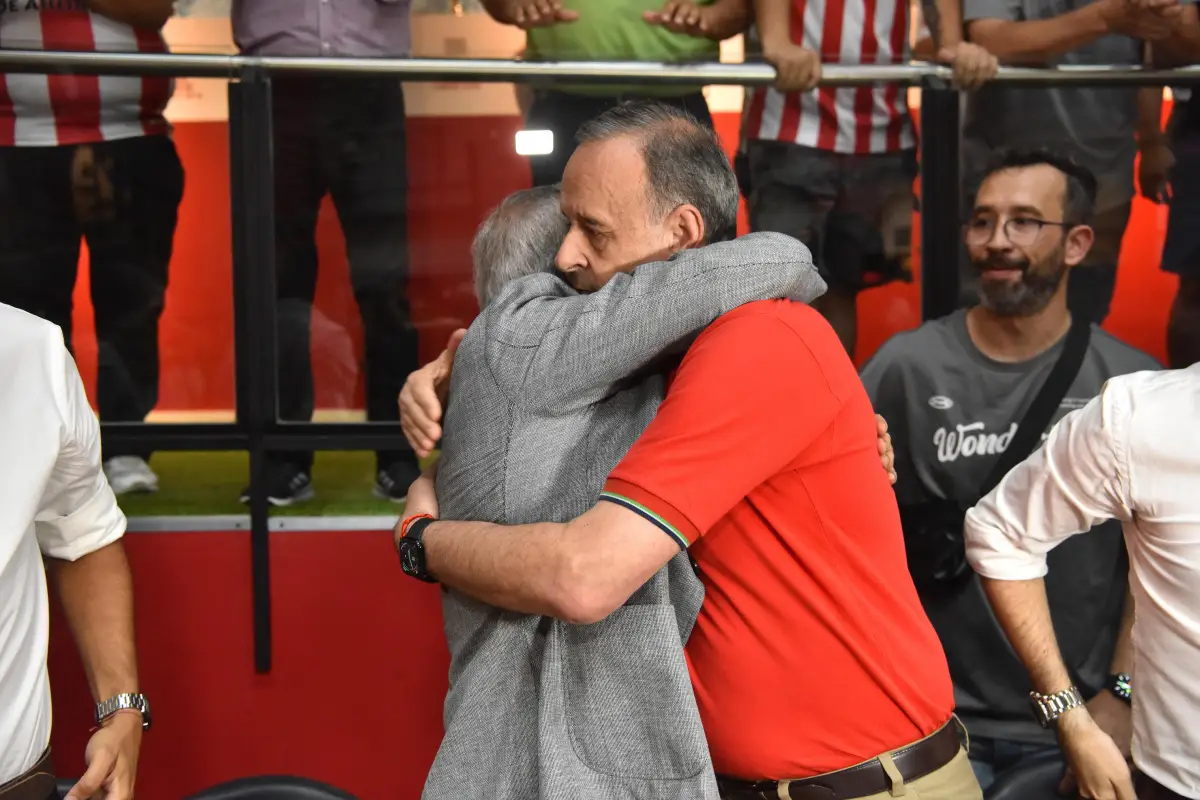 ENCUENTRO. Mirkin abraza a Rubén Moisello en un gesto de respeto y cierre institucional tras la firma del acta de asunción.
