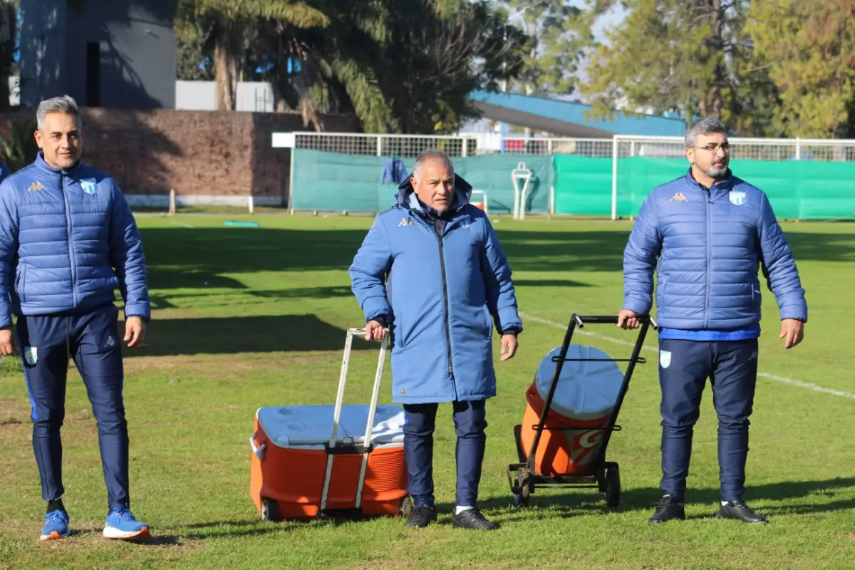 EQUIPO. Dante Cortez (en el medio) posa junto a los otros masajistas del plantel decano: Mario Méndez (izquierda) y Eduardo “Peluche” Quinteros (derecha).
