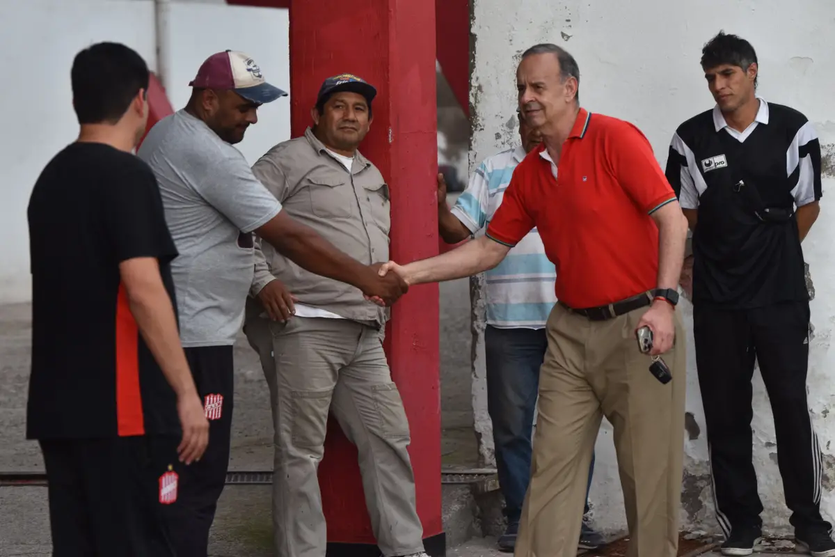 SALUDO. Oscar Mirkin estrechó manos con los empleados del club al llegar a La Ciudadela.