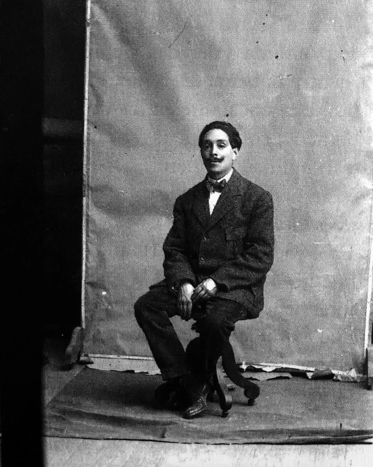 MANUEL VALDEZ DEL PINO. Retratado, también en su estudio (1930).
