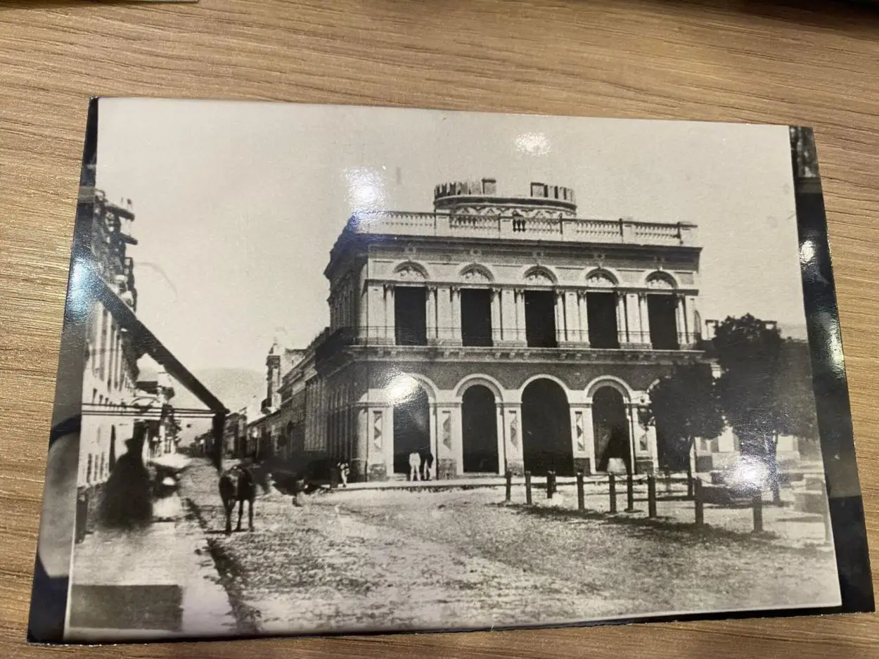 Recuerdos fotográficos: los 106 años de la memorable casa de Méndez