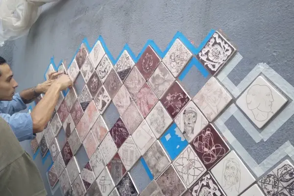 Inauguran un mural cerámico en el Museo Iramain