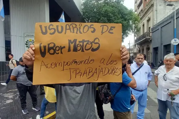 Protesta de trabajadores de Uber, DiDi y Cabify: “Hay que subirse 12 horas a una moto para llegar a fin de mes”