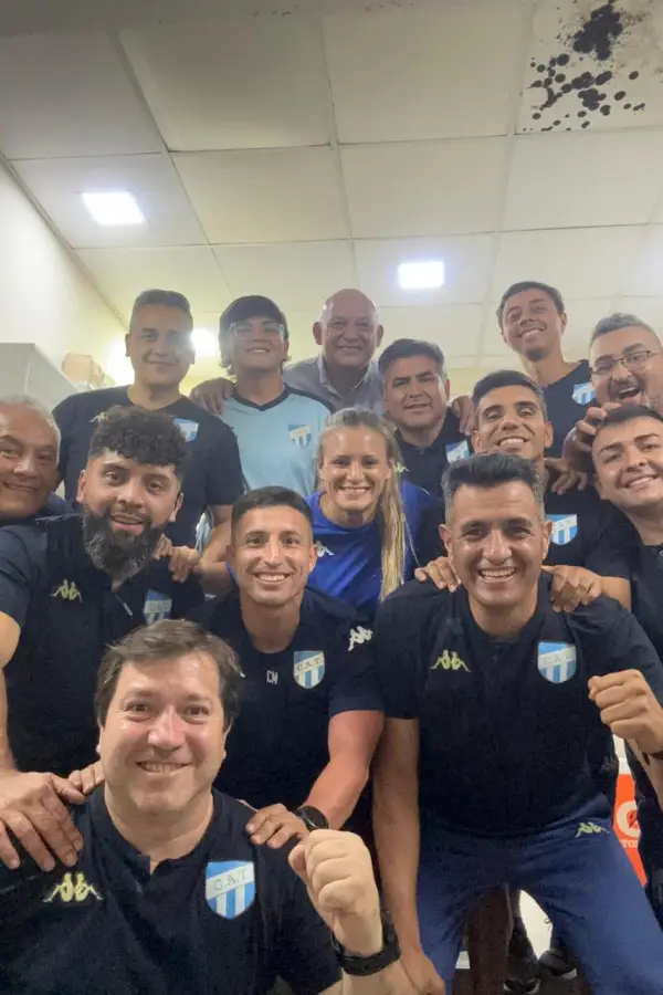 RITUAL. Luego de los partidos que gana Atlético, los colaboradores se reúnen para sacarse una fotografía.