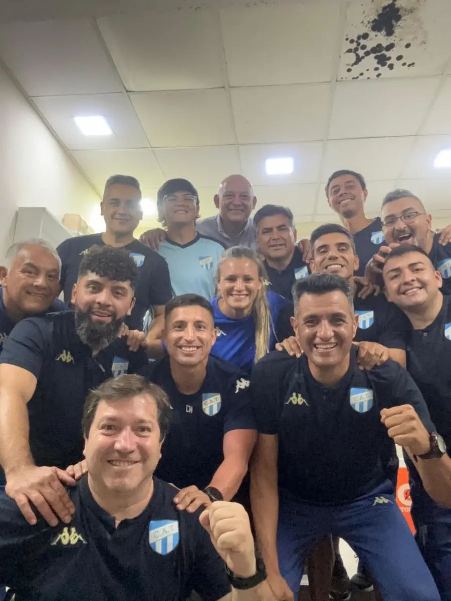 RITUAL. Luego de los partidos que gana Atlético, los colaboradores se reúnen para sacarse una fotografía.