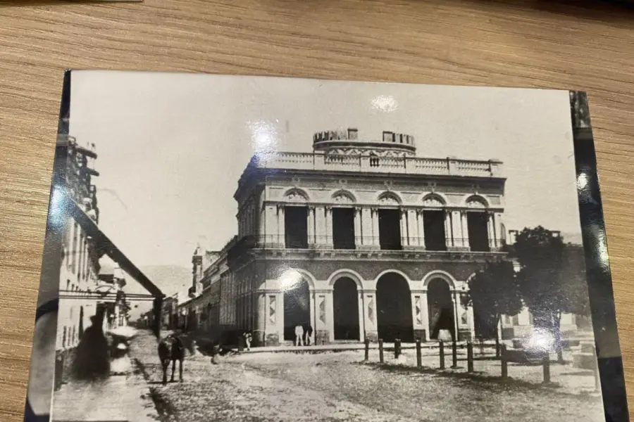 Recuerdos fotográficos: los 106 años de la memorable casa de Méndez
