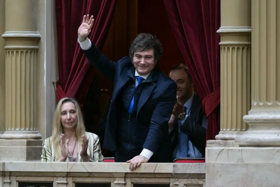 REACCIÓN. La presencia de Milei en un balcón generó tensión en el recinto.