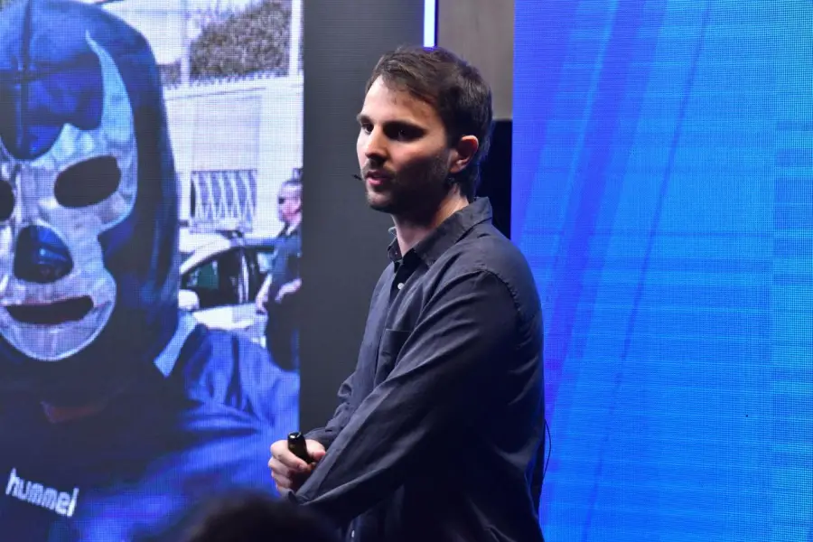 EJEMPLOS. González Llanos contó cómo desde sus primeros trabajos encontró bases sólidas en pequeñas cosas.