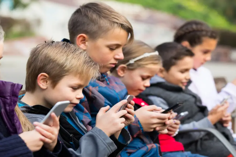ESTÍMULOS. Los cerebros de los chicos son bombardeados con estímulos desde TikTok y YouTube.
