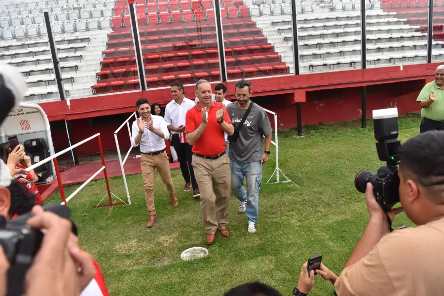 INGRESO. Mirkin pisa el césped de La Ciudadela seguido por toda su comisión directiva, en la primera salida pública del nuevo ciclo.