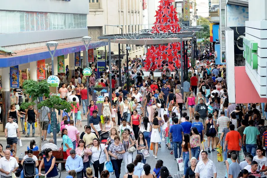 MULTITUDES. Esta imagen de hace algunos años muestra el frenesí previo a las Fiestas en el centro tucumano