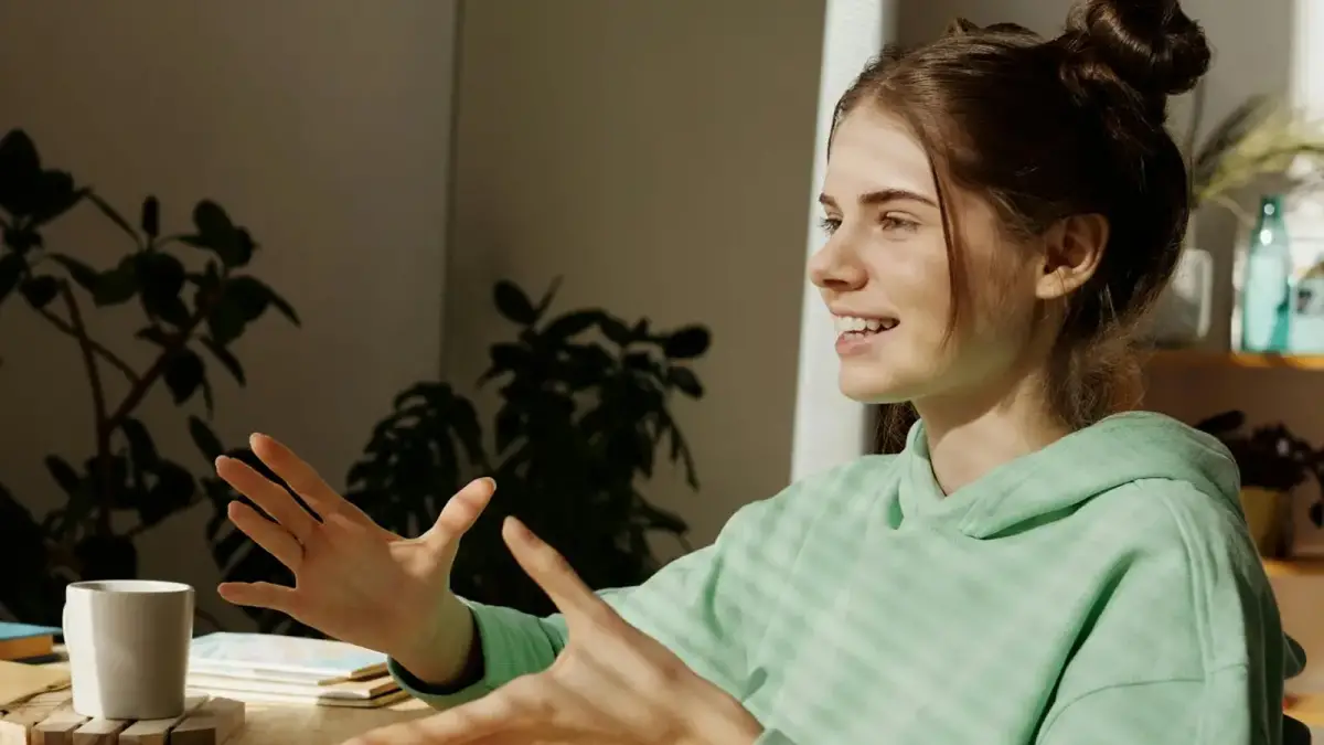 Los expertos en comportamiento aseguran que hablar solo no es un acto irracional