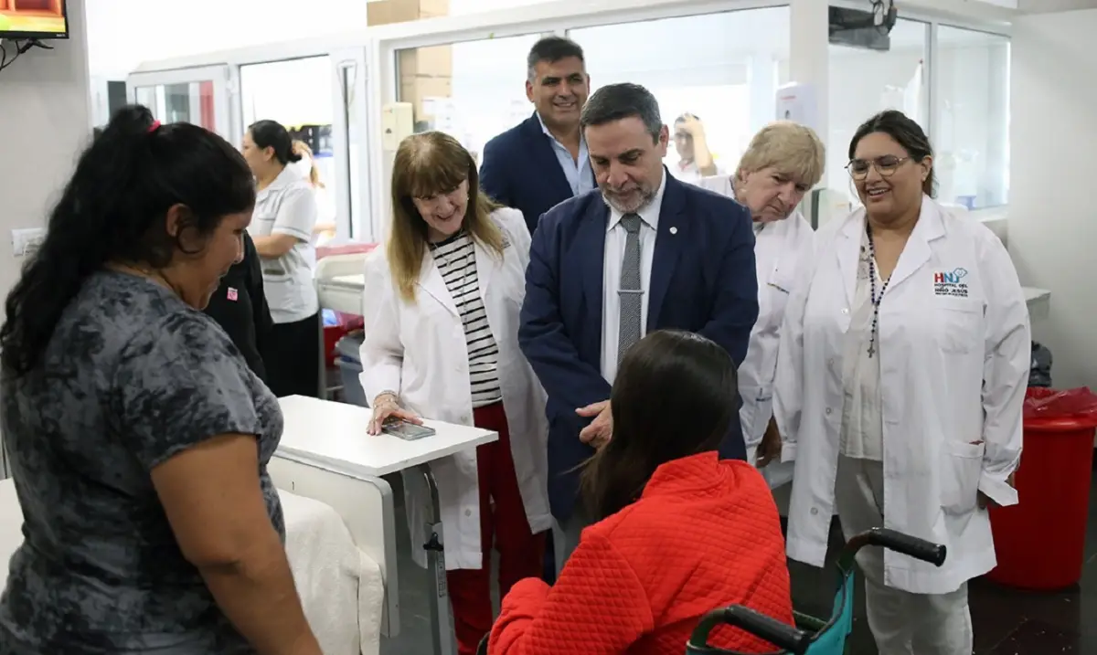 A CASA. La joven ya está en su hogar. 