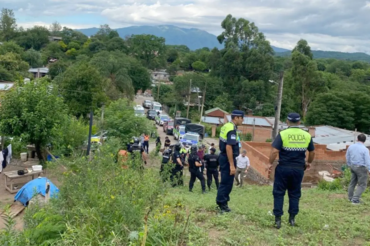FUERTE OPERATIVO. Policías recorren parte de las nueves hectáreas que fueron recuperadas por el Estado.
