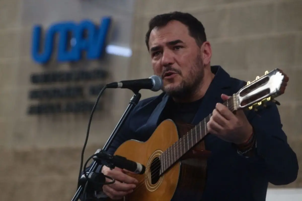 RECONOCIMIENTO. La Universidad de Avellaneda distinguió a Serrano.