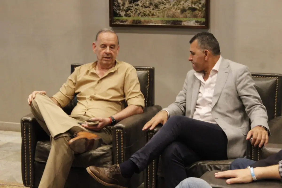 ACERCAMIENTO. Mirkin y Leito mantienen una charla clave en el Hilton, en la que coincidieron en trabajar juntos y evaluar si el clásico puede volver a disputarse.