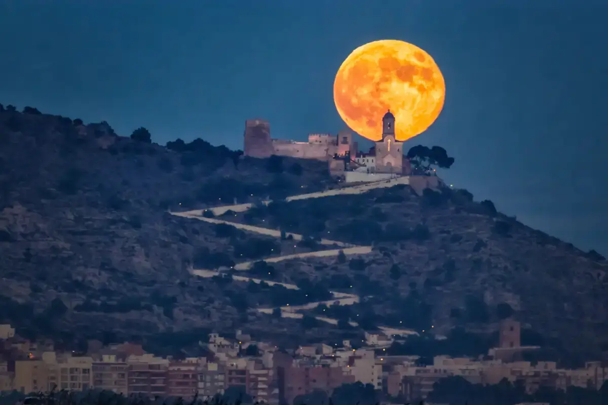 La Luna ya empezó su fase más luminosa, pero podrá verse durante los próximos días.