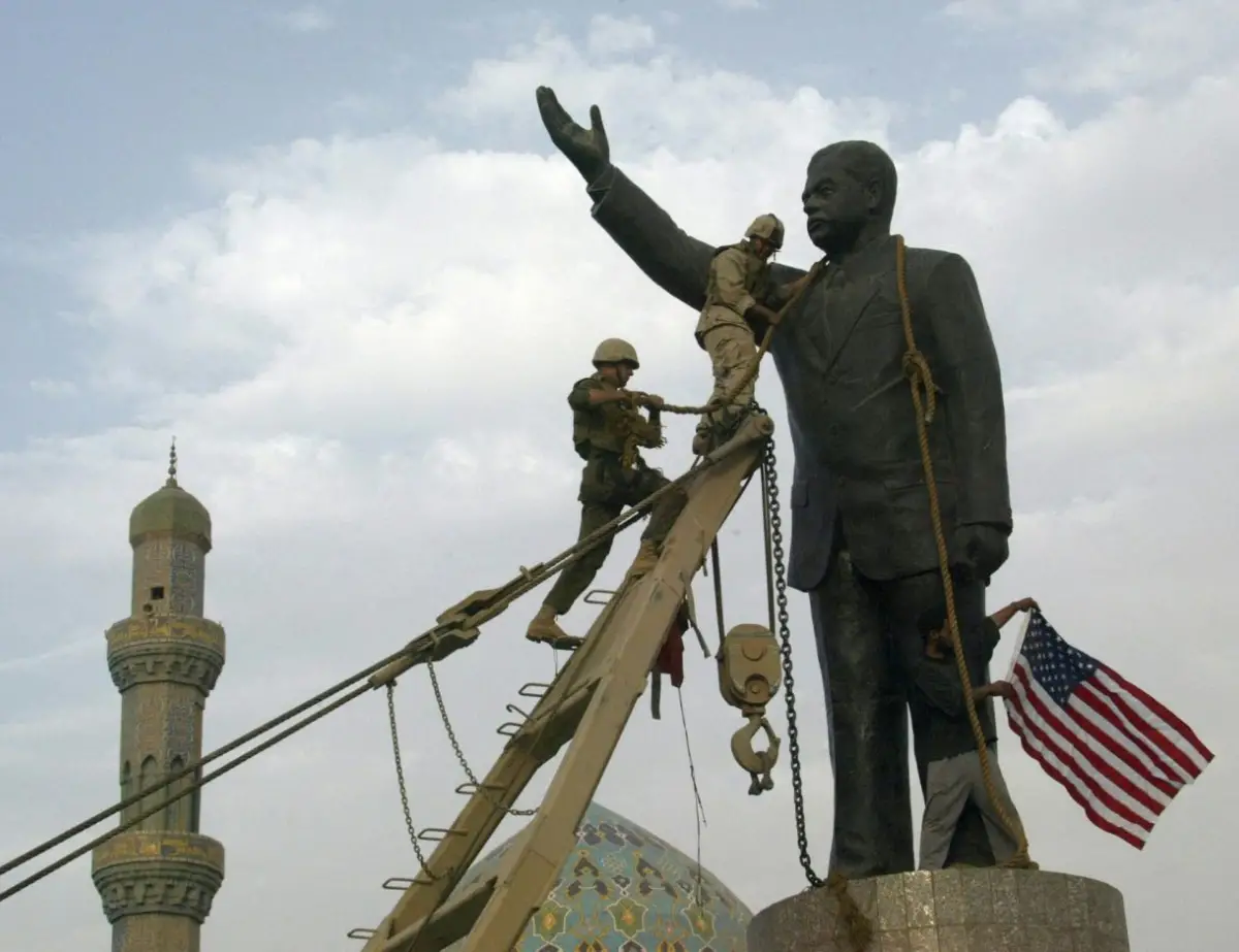 LA CAÍDA. Foto del 9 de abril de 2003, que muestra el derribo de la estatua de iraquí Saddam Hussein, después de la invasión estadounidense a Irak. 