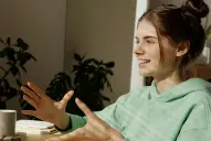 Qué dicen los expertos en psicología sobre las personas que hablan solas