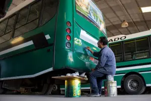 Con un pincel y mucha destreza, hizo del fileteado una forma de vida