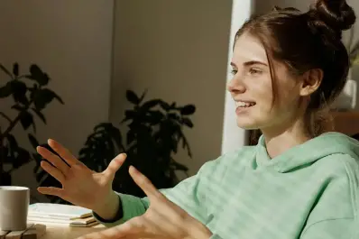 Qué dicen los expertos sobre las personas que hablan solas y en voz alta