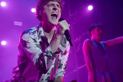 Me movilizan las ganas de sacudir a la gente como me gusta que me sacudan a mí, dice Louta