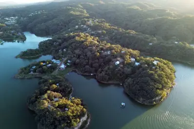 Apenas el 10% pudo regularizar su situación: ¿que ocurrirá con lo que construyeron en tierras fiscales de El Cadillal?