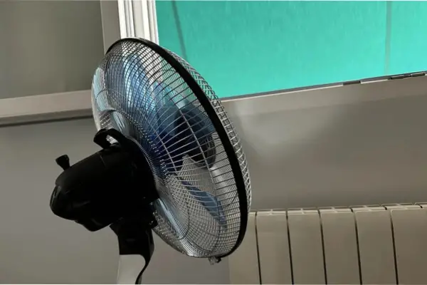 El truco alemán del ventilador que reemplaza el aire acondicionado: solo necesitás una botella de agua