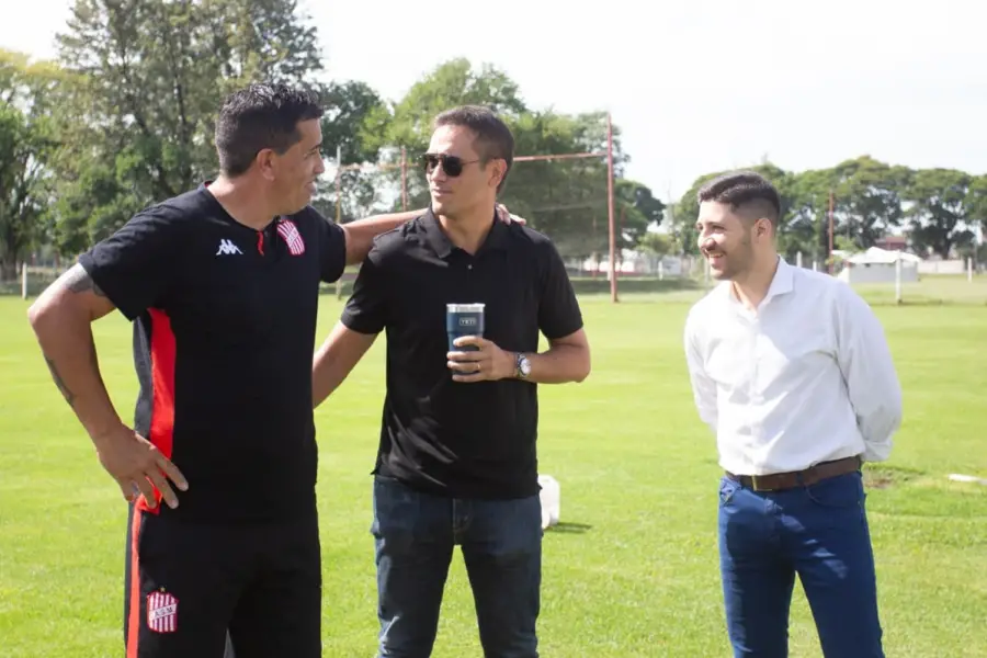 CONFIANZA. Campodónico abraza a Ponce, con café en mano, mientras Nasrallah los observa sonriente.