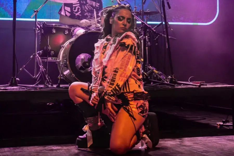 EN SUS SHOWS. A horas del festival, Sara Hebe cuenta qué prepara para su show y reflexiona sobre la escena independiente y su vínculo con Tucumán. / INSTAGRAM @sara_hebe