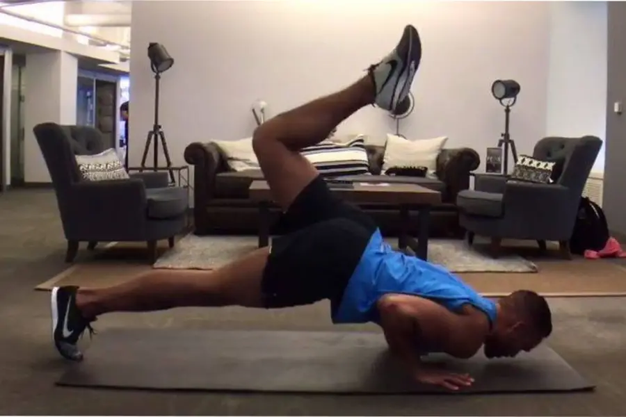 El escorpión, el ejercicio que transforma tu plancha.