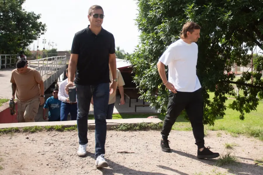 EXPECTANTES. Ponce de León y Rocchio suben la escalera hacia cancha principal del complejo Natalio Mirkin.