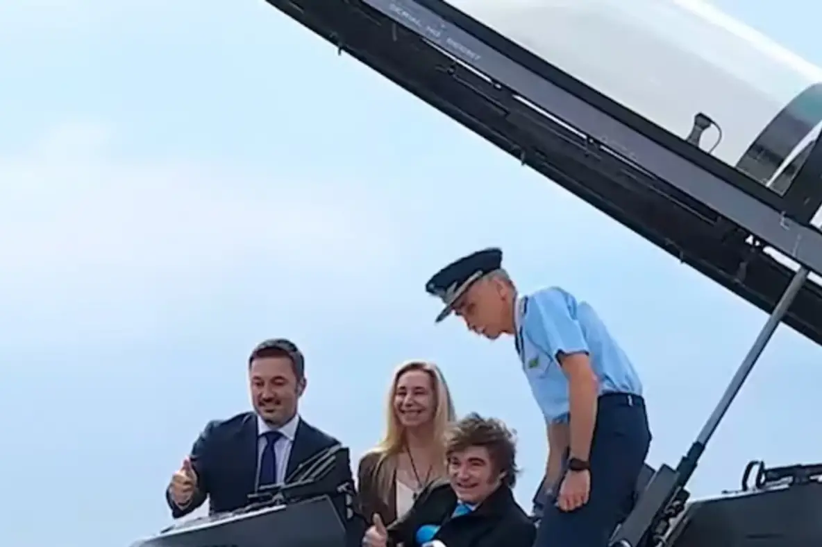 Javier Milei, Karina Milei y Luis Pietri, durante el acto oficial.