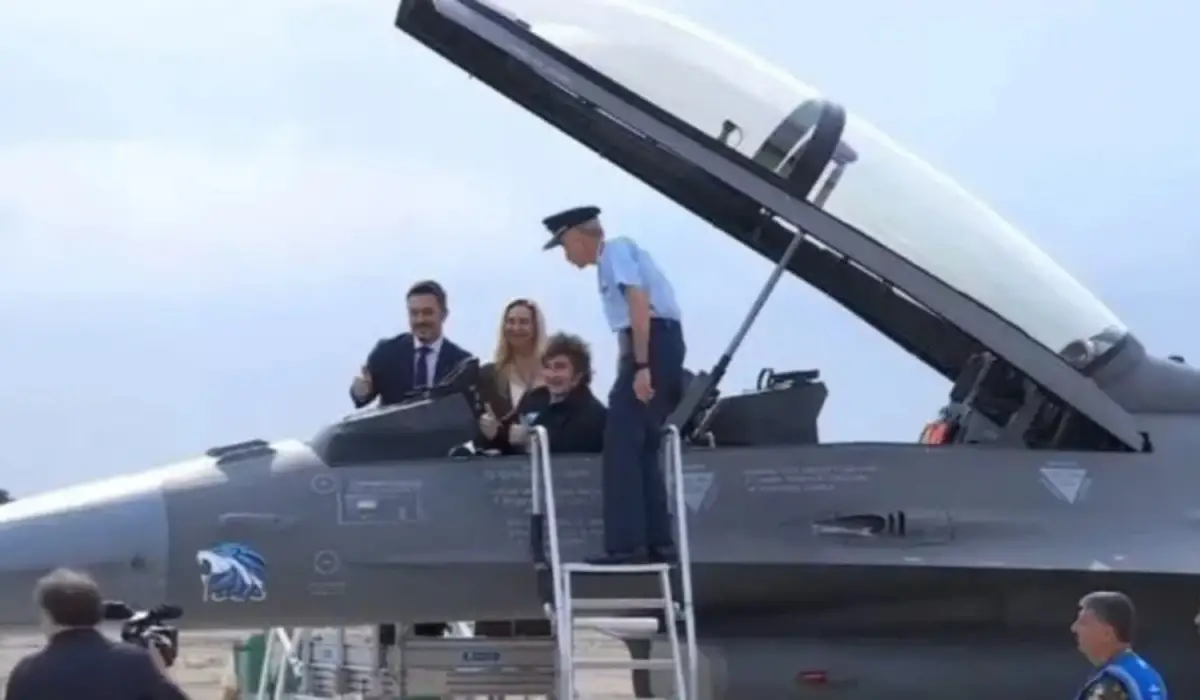 Un llamativo sticker captó la atención durante la presentación de los aviones F-16. Foto tomada de ambito.com.ar.