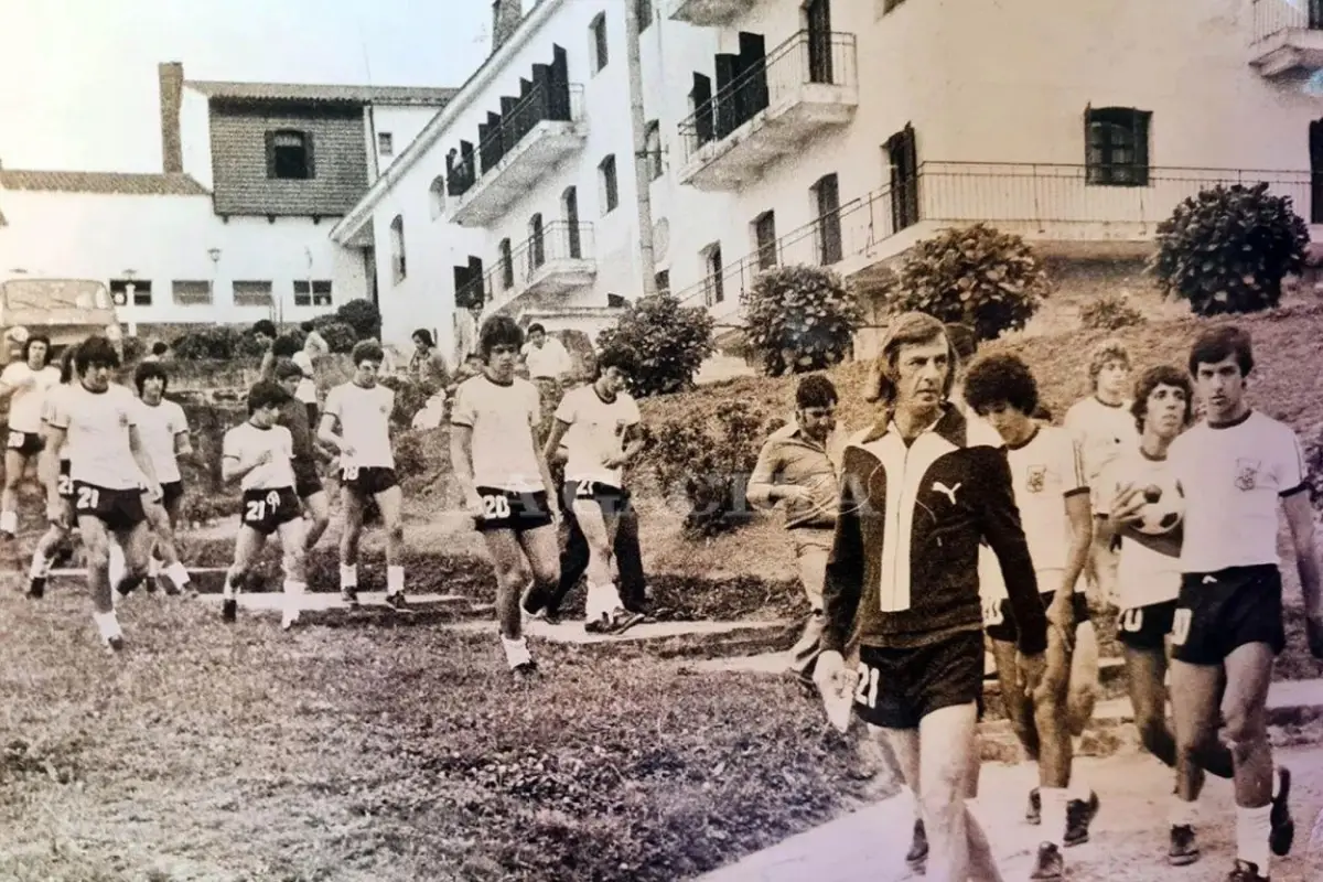 EN LA HOSTERÍA DE SAN JAVIER. César Luis Menotti y los jugadores de la Selección bajan camino hacia la cancha donde se entrenaron antes del partido.