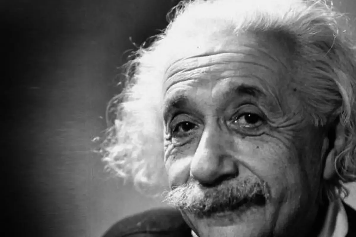 Einstein y la curvatura de la luz