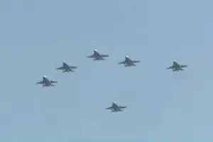 Los aviones F-16 hicieron un vuelo rasante sobre Buenos Aires antes de llegar a Córdoba