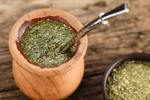 Dolor de estómago: la hierba para el mate que puede aliviarlo y mejorar la digestión