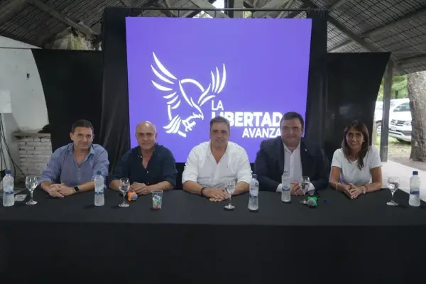 En Tucumán, La Libertad Avanza firmó un compromiso ante escribano para no usar acoples en 2027