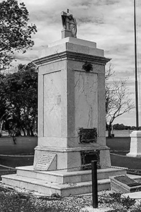 RECUERDO. El Monolito a los Héroes de Chascomús recuerda el levantamiento contra Juan Manuel de Rosas.