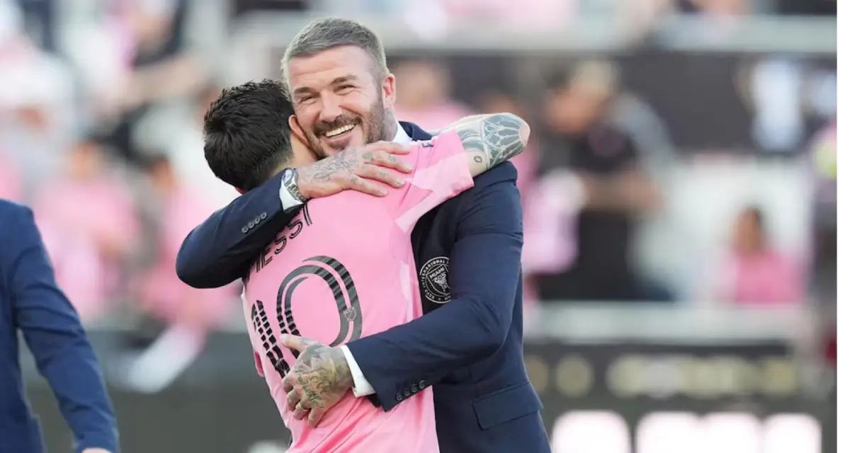 FELICIDAD. David Beckham abrazó a Lionel Messi después de la consagración de la MLS.