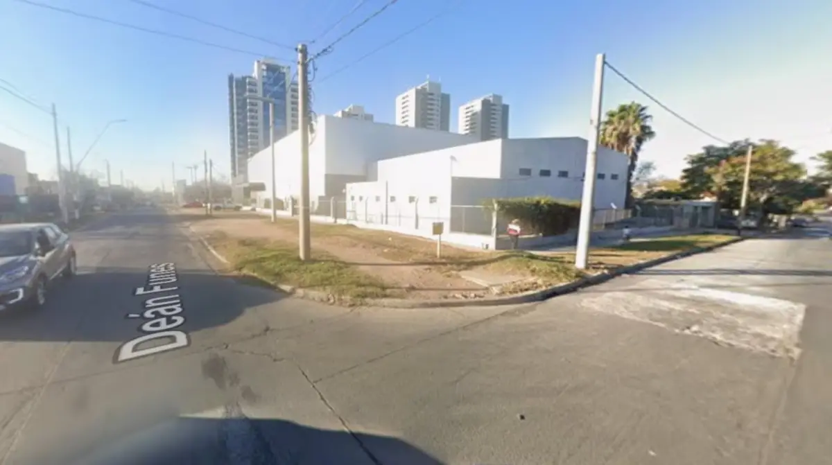 En esta esquina del barrio Alto Alberdi fue detenido el acusado. (Foto: Google Street View).