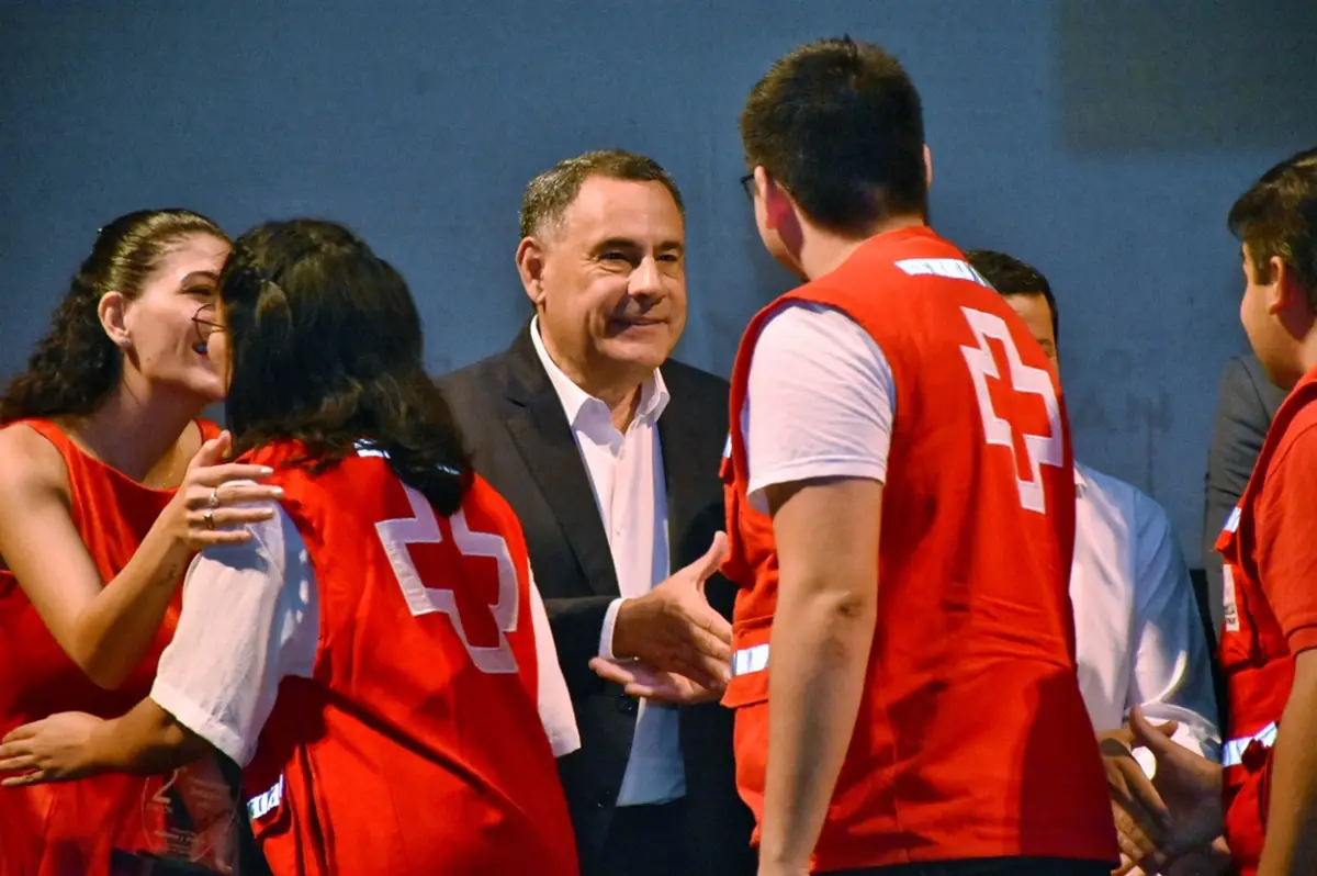 RECONOCIMIENTO A JÓVENES. Los funcionarios Melina Morghenstein y Regino Amado saludan a jóvenes destacados de 2025. / COMUNICACIÓN PÚBLICA TUCUMÁN