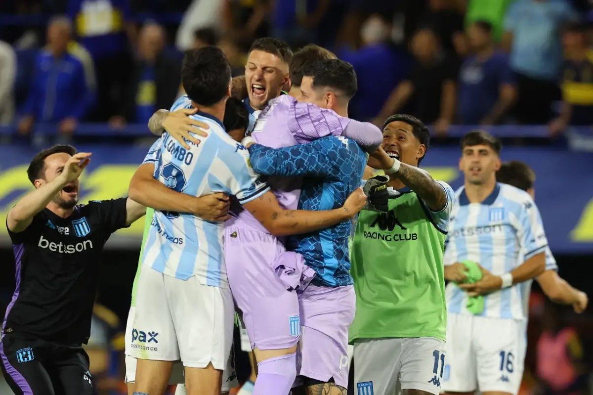 FESTEJO ACADÉMICO. Los futbolistas de Racing celebran el gran triunfo frente a Boca y el pase a la final del Clausura.