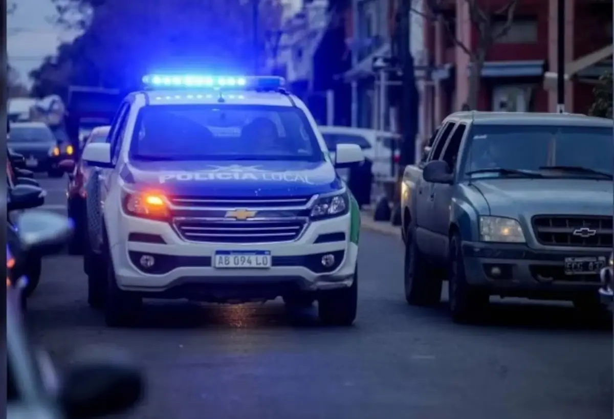 Un policía atropelló a un motociclista y luego le disparó y mató a un familiar que lo reconoció en la comisaría