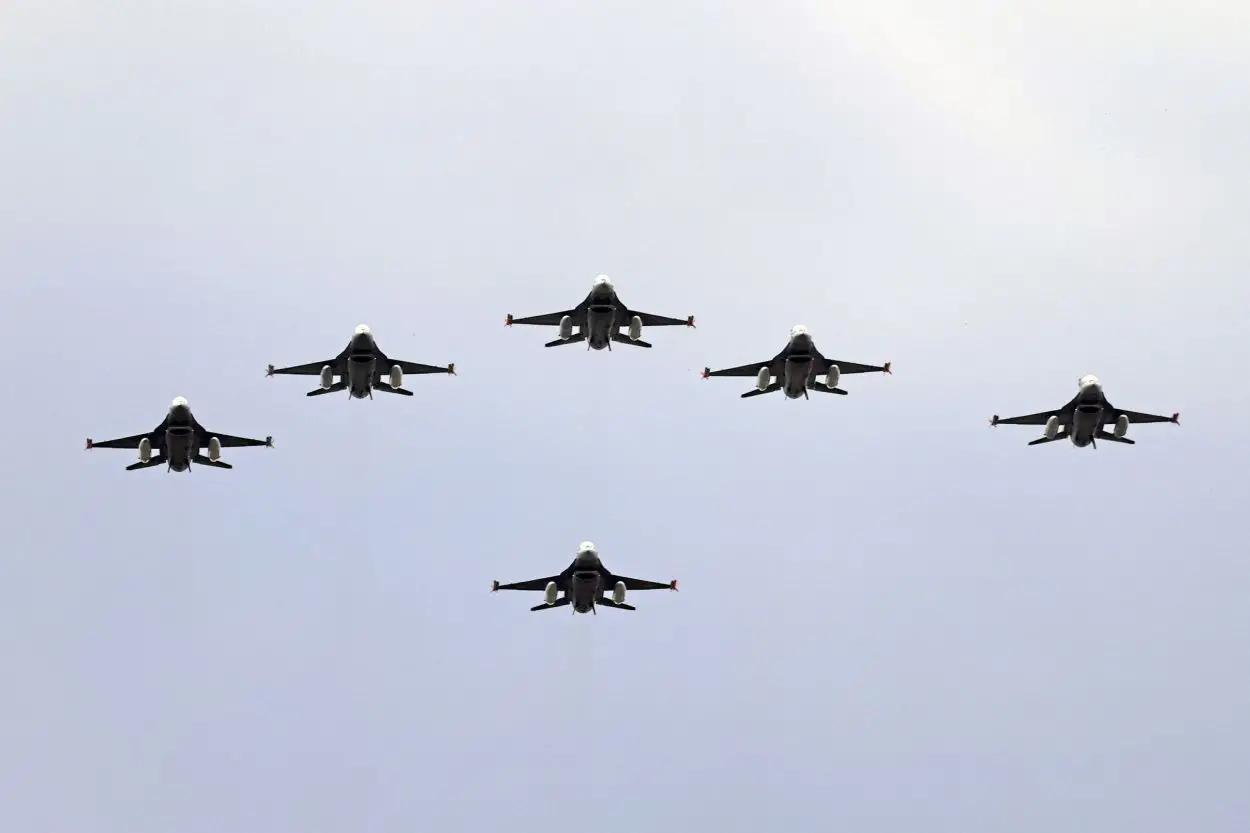 CABA: Antes de la presentación, los F-16 sobrevolaron por Casa Rosada afp