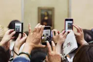 A los 73 años murió Martin Parr, cronista del paraíso insoportable