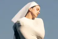 Cuál será el color que será furor en 2026, según Pantone: así lo lucen las celebridades