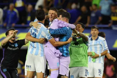 Racing eliminó a Boca, enmudeció a La Bombonera y va por más gloria