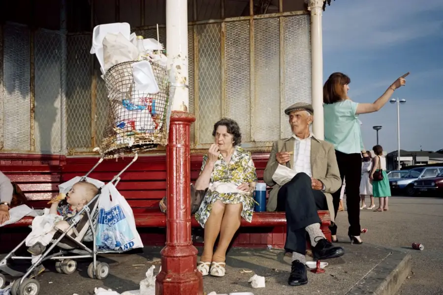 A los 73 años murió Martin Parr, cronista del paraíso insoportable